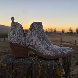 Universal Thread Snake Print Short Cowboy Booties